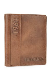 Billetera de cuero marrón con bordes cosidos, detalles en relieve "1962" y "LOIS JEANS", con un acabado texturizado y diseño bi-fold.