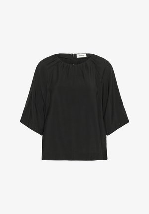 Melna blūze ar īsām piedurknēm un apaļu kakla izgriezumu, ar savilktām detaļām un aizmugurē izskatu. Gluda tekstūra un brīvs piegriezums.