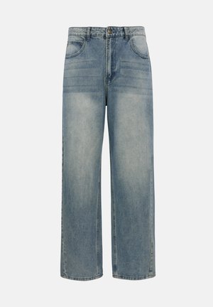 Jean bleu clair à jambes larges, taille haute, boutons à l'avant et détails délavés sur les cuisses et les genoux sur fond blanc.