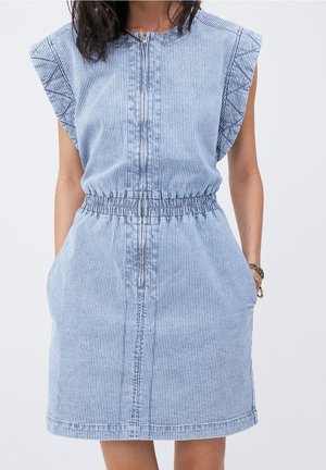 Ärmelloses blau-weiß vertikal gestreiftes Freizeitkleid mit Frontreißverschluss, elastischer Taille und seitlichen Taschen, getragen von einer Person mit Armbändern.