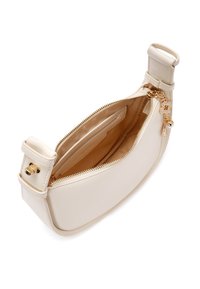 Borsa a mano in pelle beige con zip dorata e dettagli a catena. Presenta una singola tracolla e una forma liscia e strutturata.