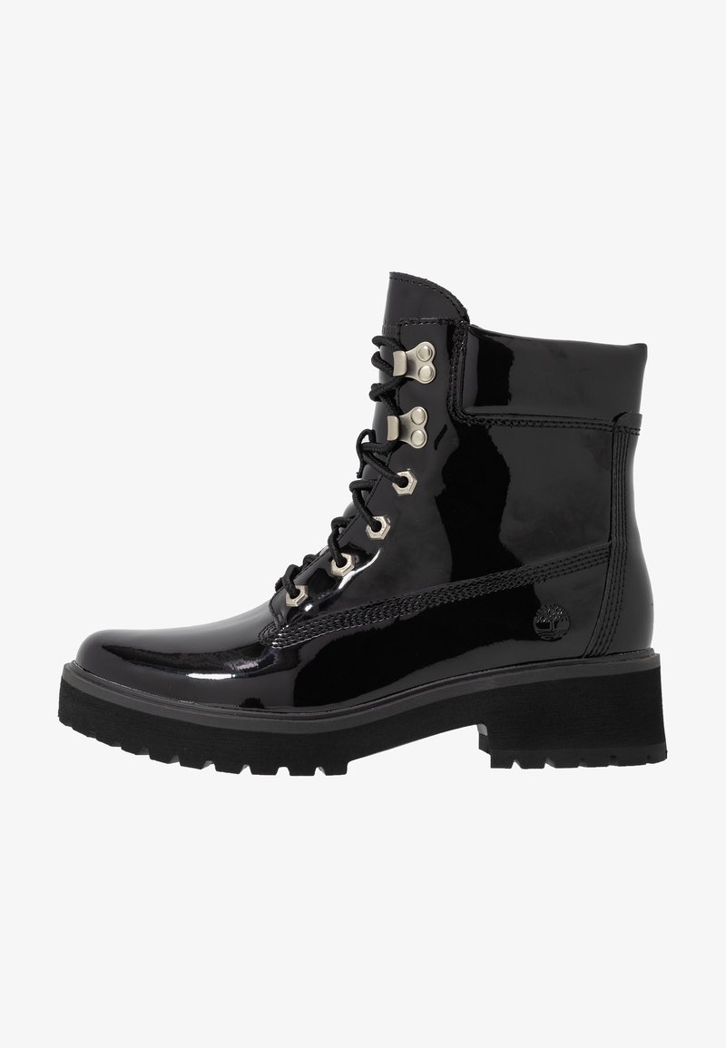 Bottines en cuir verni noir à lacets avec quincaillerie argentée, semelles épaisses et détail de logo sur le côté. Fini lisse et brillant.
