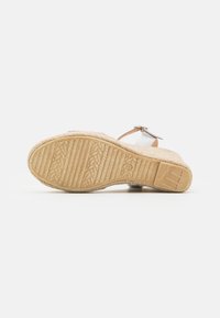 Srebrna sandały z regulowanym paskiem na kostkę, podeszwa z juty i gumy, teksturowany wzór na podeszwie, płaska wkładka dla komfortu.