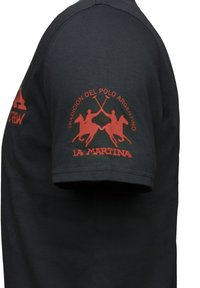 Mörkblå t-shirt med röda grafiska tryck, inklusive en polospelardesign och texten "La Martina" på ärmen. Tillverkad av bomull, kortärmad.