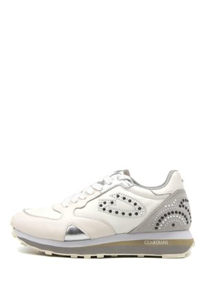 Sneaker in pelle bianca con dettagli in argento, particolari testurizzati e decorazioni in strass. Suola grigia chiara con il nome del marchio "GUARDIANI" visibile.
