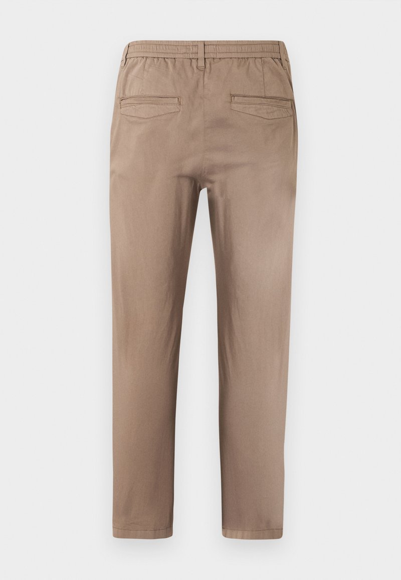 Pantaloni casual beige con vita elastica, due tasche posteriori a filetto con patta, taglio a gamba dritta, mostrati distesi dalla parte posteriore su sfondo bianco.
