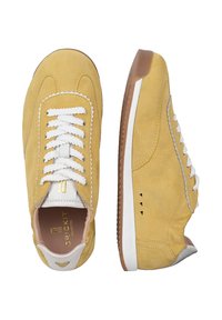 Żółte zamszowe sneakersy z białymi sznurowadłami, brązową gumową podeszwą i subtelnymi przeszyciami, widoczne z góry i z boku.