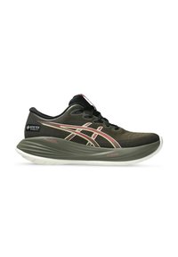 Sötétzöld és fekete ASICS futócipő fehér és narancssárga logóval, párnázott talppal, amelyen a PureGEL és FF Blast+ felirat található, Gore-Tex címke a saroknál.
