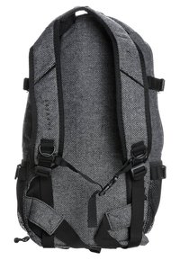 Zwarte en grijze backpack met een visgraatpatroon, verstelbare schouderbanden, mesh zijkanten en plastic gespen. Voorzien van een trekkoordsluiting aan de onderkant.
