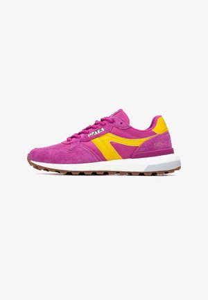 Zapatilla deportiva de ante y sintético en rosa con detalles en amarillo, suela texturizada y puntera redonda. Presenta una lengüeta acolchada y cierre de cordones.