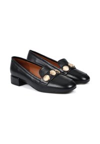 Czarne skórzane mokasyny o kwadratowym nosku, z trzema złotymi guzikami na wierzchu i niskim słupkowym obcasem. Gładka tekstura.