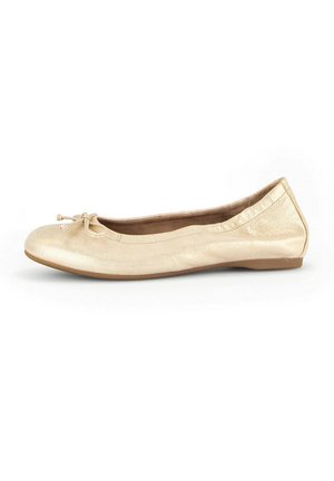 Flache Ballettschuhe aus metallic-goldenen Leder, mit runder Zehenpartie und einer Schleifenakzent an der Vorderseite, weichem Innenfutter und einer flexiblen, flachen Sohle.