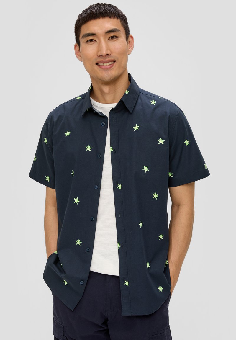 Korte mouw overhemd met knoopsluiting in marineblauwe stof, voorzien van kleine groene palmboom borduursels, een puntige kraag en een rechte pasvorm.