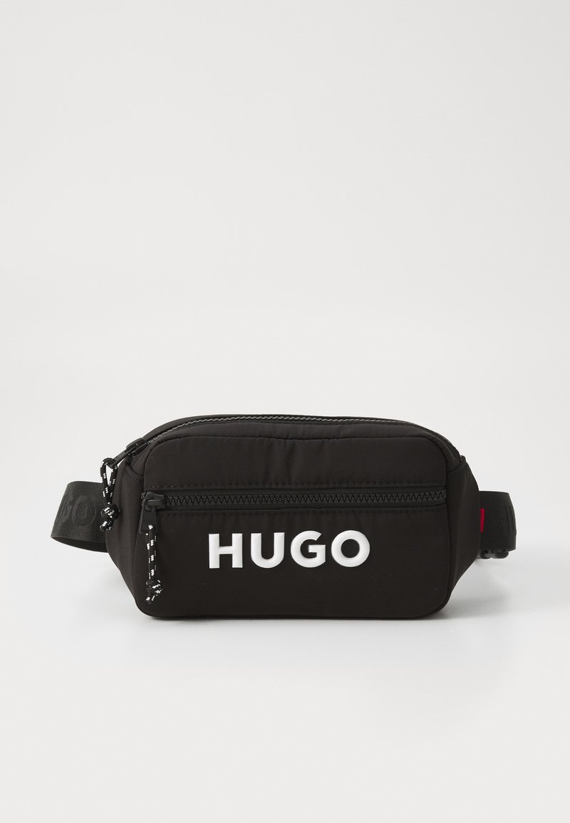 Saco de cintura em tecido preto com um compartimento principal com fecho, apresentando o logotipo branco "HUGO" e uma alça ajustável. Textura suave com um design minimalista.