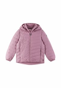 Giacca imbottita rosa con zip frontale, cappuccio e polsini elasticizzati; presenta un motivo a coste diagonali e un orlo posteriore leggermente più lungo.