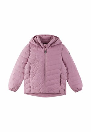 Rosa gepolsterte Jacke mit einem Frontreißverschluss, Kapuze und elastischen Bündchen; zeichnet sich durch ein diagonales Steppmuster und einen etwas längeren Rücken aus.