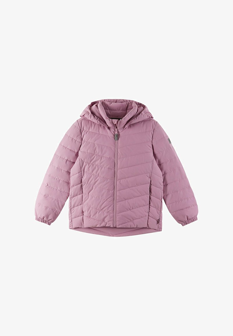 Veste rembourrée rose avec fermeture éclair sur le devant, capuche et poignets élastiques ; présente un motif matelassé en diagonale et un ourlet arrière légèrement plus long.