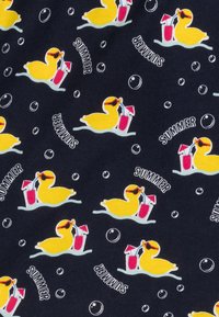 Granatowy materiał z nadrukiem powtarzającym żółte gumowe kaczuszki w okularach przeciwsłonecznych, różowymi drinkami i bąbelkami; zawiera napis "LATO."