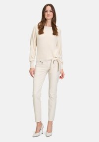 Betty Barclay MIT STRUKTUR - Strickpullover - light beige melange