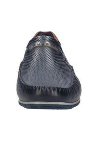 Granatowe buty wsuwane z teksturowym, siatkowatym wierzchem, brązowym akcentem na pięcie i detalem logo na skórzanej naszywce. Miękka, elastyczna podeszwa.