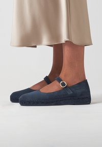 Námorníkově modré semišové Mary Jane boty se tkanou jutovou podrážkou, kotníkovým popruhem se zlatým zapínáním a designem zaoblené špičky.