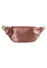 Kleine glanzende roségouden satijnen heuptas met een beige verstelbare schouderband en ritsluiting op een witte achtergrond.