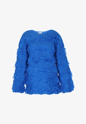 Sininen neulepaita, jossa on tekstuurinen kuviointi ja frangeja järjestetty horisontaalisiin raitoihin. Siinä on leveä kaula-aukko ja pitkät hihat.