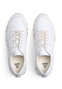 Weiße Ledersneaker mit beigen Schnürsenkeln, runder Zehenpartie und Gummisohle. Verfügt über ein dezentes Logo auf der Innensohle und saubere Nähte.