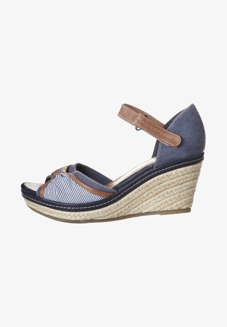 Námořnické a bílé pruhované klínové sandály s hnědým popruhem kolem kotníku, s pletenou juteovou platformou a hladkým textilním svrškem.