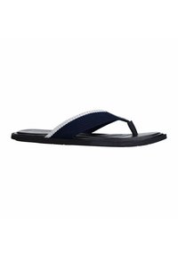 Marine flip-flops met een getextureerde stoffen band, witte accenten en een zwarte rubberen zool. Beschikt over een teen ontwerp voor gemakkelijk draagcomfort.