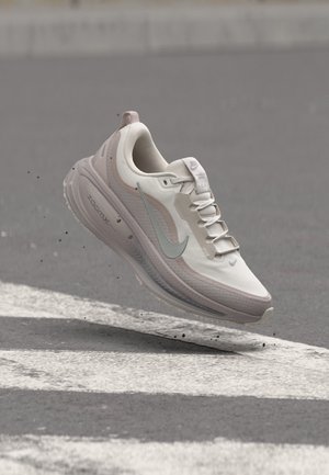 Nike Performance, W NIKE VOMERO GTX - Обувки за бягане по асфалт - vast grey/metallic silver / silver lilac