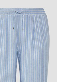 Lichtblauwe gestreepte broek met een trekkkoord in de taille, voorzien van witte verticale strepen en een relaxte pasvorm. Gemaakt van zachte, ademende stof.