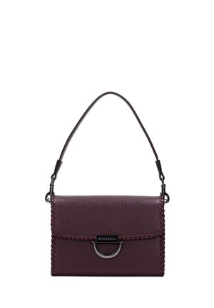 Borsa a tracolla in pelle bordeaux scuro con un accento intrecciato, hardware metallico curvo e una tracolla in pelle rimovibile per maggiore versatilità.