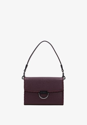 Sac à main en cuir bourgogne foncé avec un accent tissé, des finitions métalliques courbes et une bandoulière en cuir amovible pour plus de polyvalence.