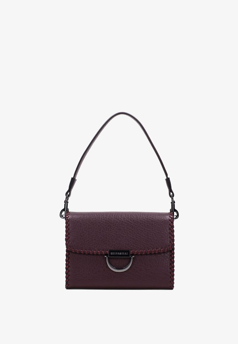 Klatchväska i mörk bourgogne-läder med ett vävt accent, böjd metallisk hårdvara och ett avtagbart läderrem för mångsidighet.