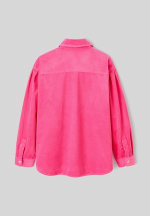 Chemise en velours côtelé rose à manches longues, poignets boutonnés et col avec col. Présente des rayures verticales texturées et un ourlet droit.
