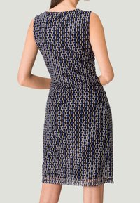 Niebieska sukienka bez rękawów z wzorem łańcucha w odcieniach niebieskiego i szarego. Tkanina ma gładką teksturę i dopasowany krój.