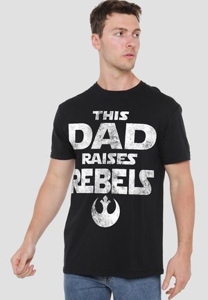 FATHERS DAY DAD RAISES REBELS - T-Shirt print - black