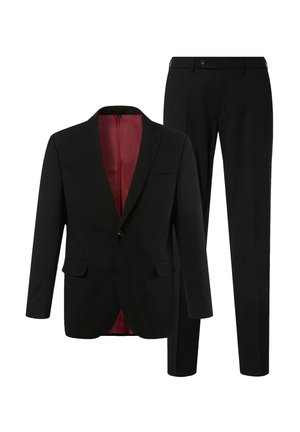 Costume noir comprenant un blazer à un bouton avec une doublure bordeaux et un pantalon ajusté assorti. Les caractéristiques incluent des revers crantés et des poches avant.