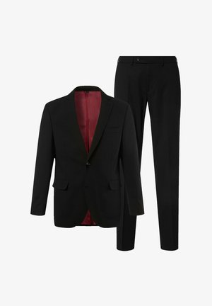 Zwarte pak bestaande uit een enkelvoudig colbert met een bordeauxrode voering en bijpassende op maat gemaakte broek. Kenmerken zijn onder andere gesneden revers en voorzakken.