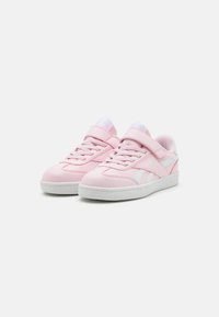 Lyserøde lædersneakers med hvide accenter, der har rund tå, snørebånd og en velcrorem til lukning. Blød tekstur og lav profil design.