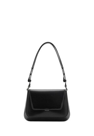Czarna skórzana torebka o przemyślanej formie, wyposażona w pojedynczy regulowany pasek i klapę zamykającą. Gładka tekstura i minimalistyczne okucia.
