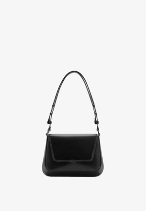 Sac à main en cuir noir au design structuré, avec une bandoulière réglable unique et une fermeture à rabat. Texture lisse et quincaillerie minimale.