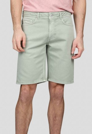 Shorts en denim vert clair avec une coupe droite, poches avant et fermeture à bouton. Le tissu a une texture lisse avec des détails cousus.