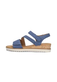 Blauwe canvas wiggen sandalen met twee klittenbandsluitingen, kurken wiggenhak, witte gekartelde zool en een gladde bruine voetbed.