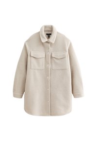 Chaqueta de camisa de forro polar beige con cuello, cierres de botón, dos bolsillos en el pecho y un corte relajado. Textura suave y diseño ligeramente oversize.