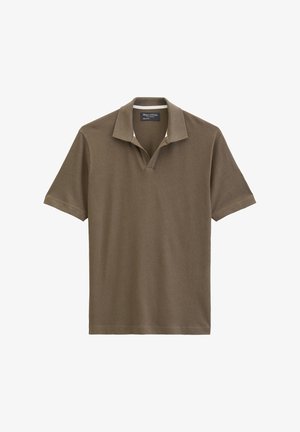 Kortærmet brun poloshirt med åben krave og blødt stof, lagt fladt mod en hvid baggrund.