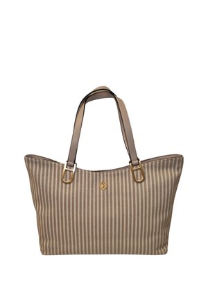 Borsa tote beige e bianca a righe verticali con manici in pelle marrone chiaro e dettagli in oro, caratterizzata da un piccolo emblema d'oro con una "P" al centro.