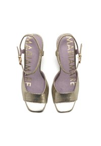 Talons ouverts en or avec une finition métallique texturée, bout carré et bride ajustable à la cheville. Semelle intérieure violette avec le logo "Mariamare."