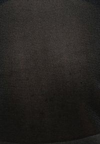 Mustast võrgukangast materjal, millel on peen ja tekstuuriga muster. Materjal tundub pehme ja elastne, sobides erinevateks kasutusotstarveteks.